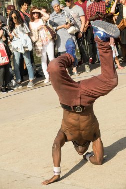 Paris, Fransa - 23 Haziran 2018: bir sokak dansçı bir dansı yapan bir Paris'te sokak göster