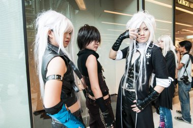 Bangkok, Tayland - 30 Ağustos 2008: üç genç Tay kız bir photogrpher için bir cosplay Festivali Siam Pagagon, Bangkok önünde poz