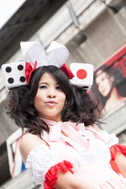 Bangkok, Tayland - 30 Ağustos 2008: Siam Pagagon, Bangkok önünde bir cosplay Festivali sırasında bir fotoğrafçısına poz bir genç güzel Taylandlı kız