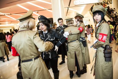 Bangkok, Tayland - 30 Ağustos 2008: genç kız askeri kostüm giymiş bir grup katılmak bir cosplay Festivali'nde Siam Pagagon, Bangkok içinde