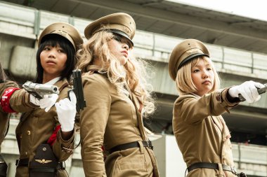 Bangkok, Tayland - 30 Ağustos 2008: genç kız askeri kostüm giymiş bir grup katılmak bir cosplay Festivali önünde Siam Pagagon, Bangkok