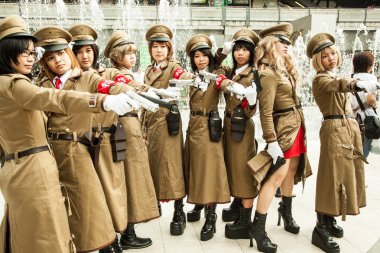 Bangkok, Tayland - 30 Ağustos 2008: genç kız askeri kostüm giymiş bir grup katılmak bir cosplay Festivali önünde Siam Pagagon, Bangkok