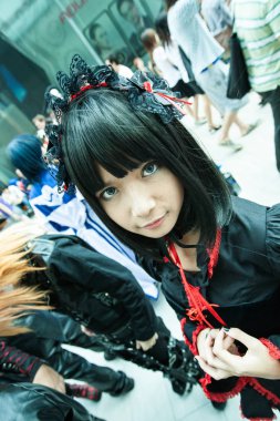 Bangkok, Tayland - 30 Ağustos 2008: Siam Pagagon, Bangkok önünde bir cosplay Festivali sırasında fotoğrafçısına poz genç güzel Thais kızlar