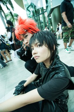 Bangkok, Tayland - 30 Ağustos 2008: Siam Pagagon, Bangkok önünde bir cosplay Festivali sırasında fotoğrafçısına poz genç güzel Thais kızlar