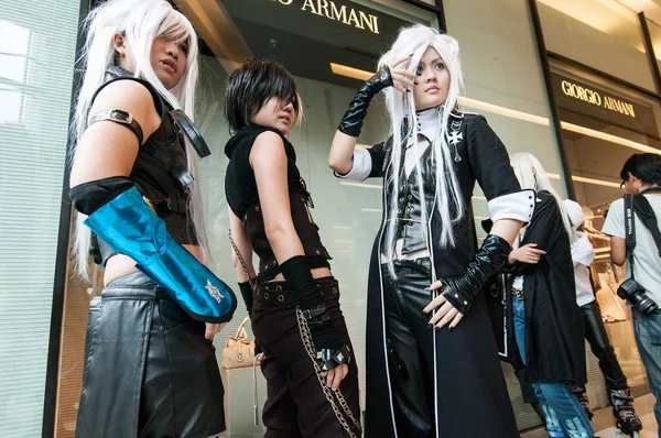 Bangkok, Tayland - 30 Ağustos 2008: üç genç Tay kız bir photogrpher için bir cosplay Festivali Siam Pagagon, Bangkok önünde poz