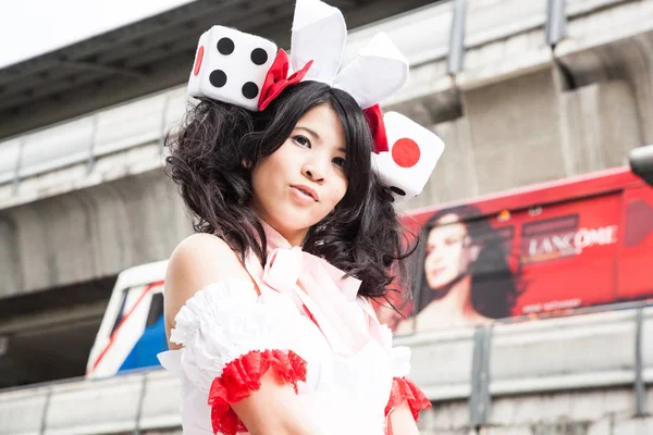 Bangkok, Tayland - 30 Ağustos 2008: Siam Pagagon, Bangkok önünde bir cosplay Festivali sırasında bir fotoğrafçısına poz bir genç güzel Taylandlı kız