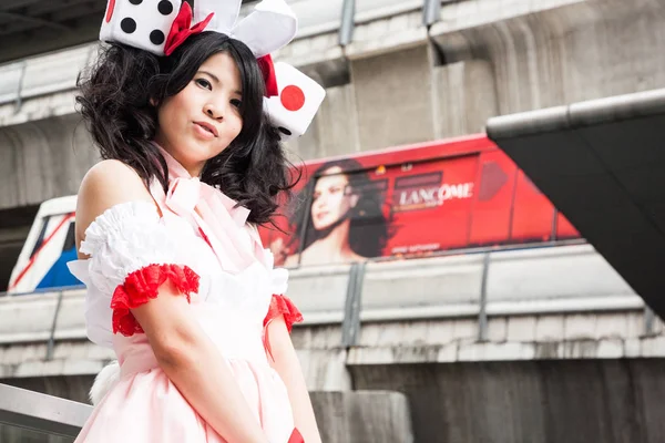 Bangkok, Tayland - 30 Ağustos 2008: Siam Pagagon, Bangkok önünde bir cosplay Festivali sırasında bir fotoğrafçısına poz bir genç güzel Taylandlı kız