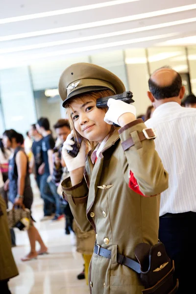 Bangkok, Tayland - 30 Ağustos 2008: askeri kostüm giymiş bir genç kız bir cosplay festival Siam Pagagon, Bangkok içinde katılmak