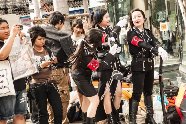 Bangkok, Tayland - 30 Ağustos 2008: genç kız askeri kostüm giymiş bir grup katılmak bir cosplay Festivali önünde Siam Pagagon, Bangkok