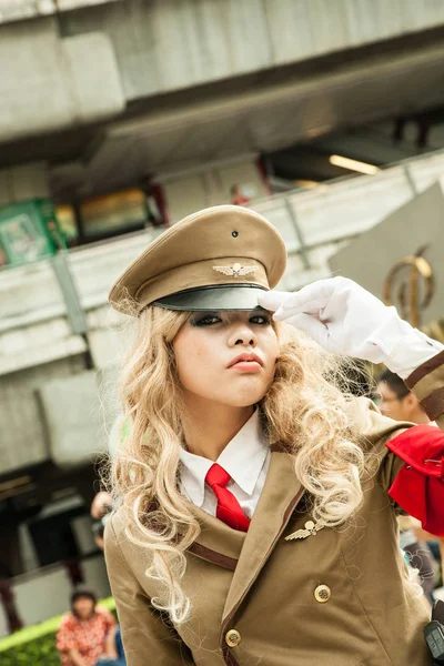 Bangkok, Tayland - 30 Ağustos 2008: askeri kostüm giymiş bir genç kızların önünde bir cosplay Festivali Siam Pagagon, Bangkok katılmak.