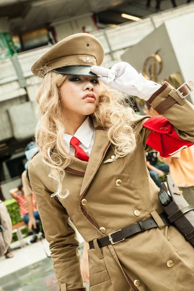 Bangkok, Tayland - 30 Ağustos 2008: askeri kostüm giymiş bir genç kızların önünde bir cosplay Festivali Siam Pagagon, Bangkok katılmak.