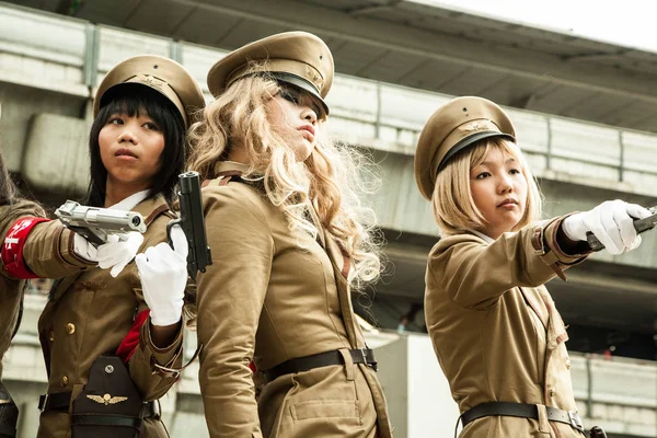 Bangkok, Tayland - 30 Ağustos 2008: genç kız askeri kostüm giymiş bir grup katılmak bir cosplay Festivali önünde Siam Pagagon, Bangkok