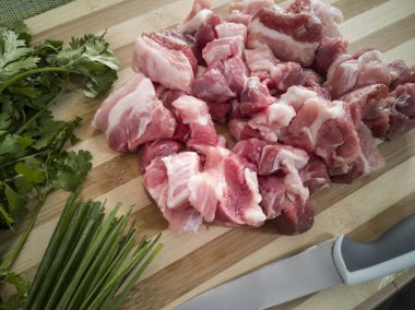 frenk soğanı ve taze kişniş ile ahşap bir gemide domuz yağı dilimlenmiş