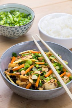 Bademli Tavuk, ahşap arka plan üzerinde Vietnamca tarifi