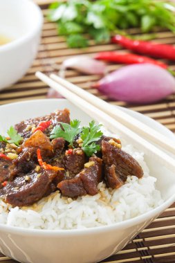 Lezzetli Vietnam karamelize domuz tarifi