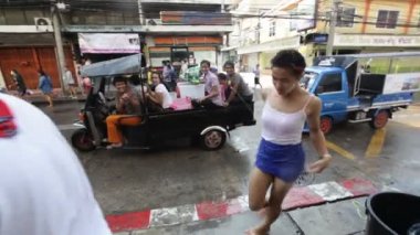 Bangkok, Tayland - 14 Nisan 2016: vesilesiyle Tay Yeni yıl. Sokakta su ile savaşmak Tayland seviyorum. Sesli video