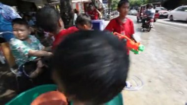 Bangkok, Tayland - 14 Nisan 2016: vesilesiyle Tay Yeni yıl. Sokakta su ile savaşmak Tayland seviyorum. Sesli video