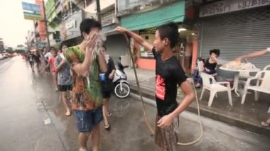 Bangkok, Tayland - 14 Nisan 2016: vesilesiyle Tay Yeni yıl. Sokakta su ile savaşmak Tayland seviyorum. Sesli video