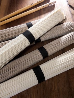 Çince buğday ve yumuşak buğday noodle ahşap arka plan üzerinde siyah