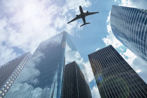 Modern binalar ile gökyüzünde uçak