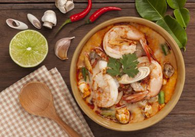 Tay tom yum çorbası, karides, Hindistan cevizi sütü ve köri ile Tay çorbası.