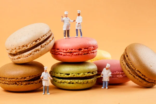 Miniatures Peoples Chefs Front Delicious Macaroons — Stock Photo, Image