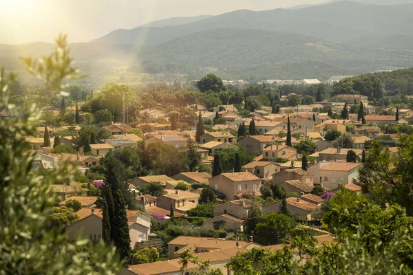 Toulon bölgesinde, Güney Fransa'da geleneksel köy.