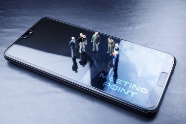 minyatür insanlar, işadamları bir cep telefonu ekranında toplantı