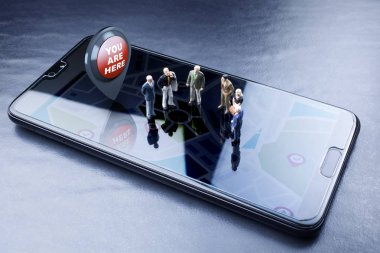bir cep telefonu ekranında, şehir haritasıüzerinde duran bir grup insan