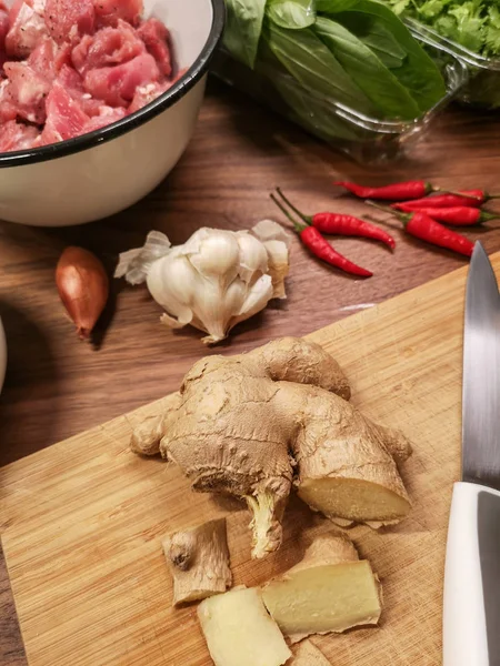 Domácí vaření asijský talíř, šatna čerstvé zázvorové — Stock fotografie