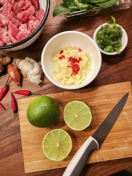 Domácí vaření asijský talíř, šatna vápna — Stock fotografie