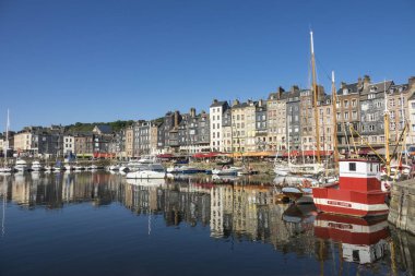 Honfleur, Fransa - 29 Temmuz 2019: Yelkenliler ve zevk tekneleri Honfleur limanında demirledi, Fransa
