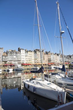 Honfleur, Fransa - 29 Temmuz 2019: Yelkenliler ve zevk tekneleri Honfleur limanında demirledi, Fransa