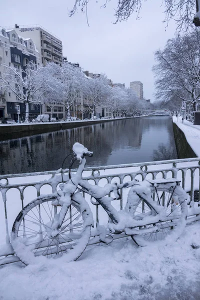 PARIS, FRANCE - FEBRUARY 7, 2018: Snow in Paris, early morning in the street, bicycles are covered with snow — Stock Photo, Image