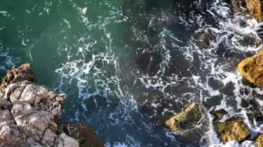 Akdeniz'deki Marsilya kentinde yavaş çekimde kayalara sıçrayan deniz dalgaları