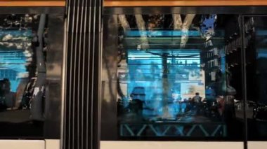 Marsilya, Fransa - 28 Eylül 2019: Marsilya sokaklarında çalışan bir tramvayın yakın çekimi, Fransa