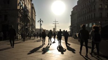 Marsilya, Fransa - 28 Eylül 2019: Gün batımında insanlar Marsilya'nın ünlü bulvarı boyunca yürürler, 