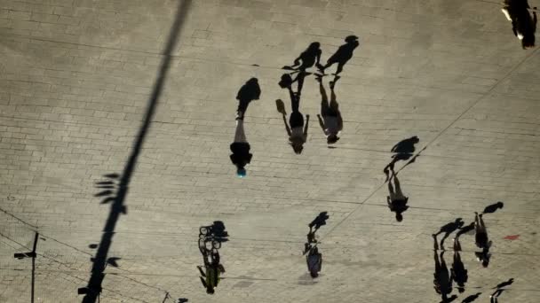 Foule Filmée Réflexion Sur Plafond Miroir Métallique Dans Ville Marseille — Video