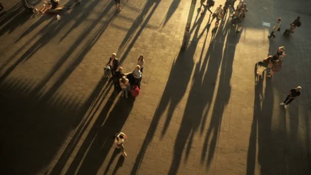 Foule Filmée Réflexion Sur Plafond Miroir Métallique Dans Ville Marseille — Video