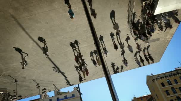 Foule Filmée Réflexion Sur Plafond Miroir Métallique Dans Ville Marseille — Video