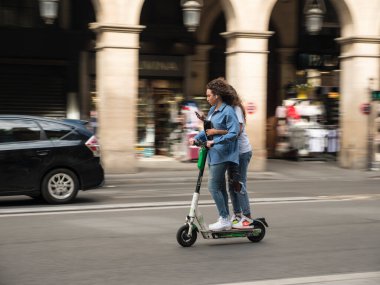 PARIS, FRANCE - EYLÜL 03, 2020: daha fazla insan şehri dolaşmak için motosiklet ya da elektrikli scooter kullanıyor.