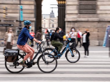 PARIS, FRANCE - EYLÜL 03, 2020: daha fazla insan şehri dolaşmak için motosiklet ya da elektrikli scooter kullanıyor.