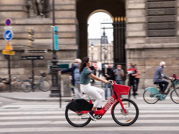 Παρισι Γαλλια Σεπτεμβριου 2020 Περισσότεροι Άνθρωποι Χρησιμοποιούν Ποδήλατο Ηλεκτρικό Σκούτερ — Φωτογραφία Αρχείου