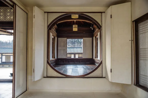 Interior de um edifício no local da UNESCO de Changdeokgung Palac — Fotografia de Stock