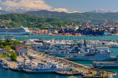 La Spezia, İtalya - 29 Nisan 2017 - Ufukta tekneler ve dağlarla La Spezia limanının manzarası.