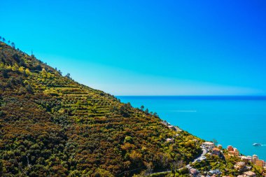 Liguria Cinque Terre Milli Parkı ünlü bir kasaba Riomaggiore havadan görünümü.