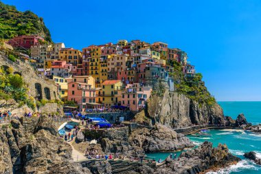 Manarola, İtalya - 29 Nisan 2017 - Cinque Terre Milli Parkı içindeki ünlü Manarola kasabasındaki bazı renkli evlerin görünümü.