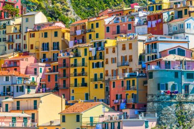 Manarola, İtalya - 29 Nisan 2017 - Cinque Terre Milli Parkı içindeki ünlü Manarola kasabasındaki bazı renkli evlerin görünümü.