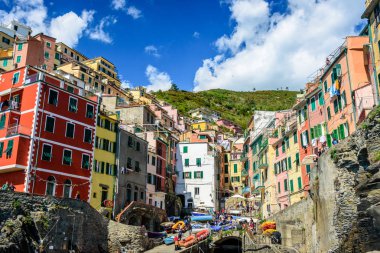 Riomaggiore, İtalya - 29 Nisan 2017 - Ünlü Cinque Terre Milli Parkı'nın içinde, Liguria'daki güzel Riomaggiore kasabasının manzarası
