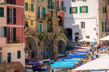 Riomaggiore, İtalya - 29 Nisan 2017 - Ünlü Cinque Terre Milli Parkı'nın içinde, Liguria'daki güzel Riomaggiore kasabasının bir caddesinin görünümü.